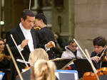 Il maestro Paolo Olmi è alla direzione della Young Musicians European Orchestra