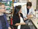 Il sindaco di Riccione, Renata Tosi, si sottopone allo screening nella farmacia di San Lorenzo