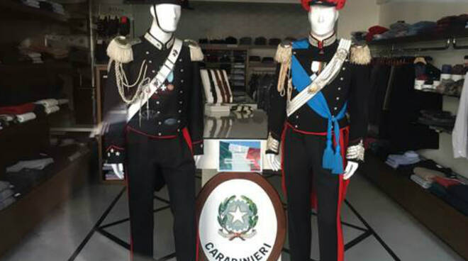 Nella foto le uniformi dei Carabinieri in vetrina