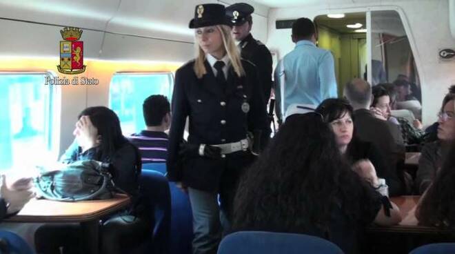 Un controllo della Polfer sul treno (Foto d'archivio)