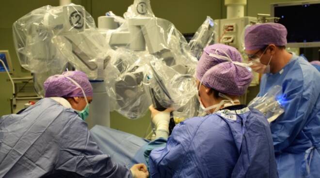 Un'equipe chirurgica in sala operatoria all'ospedale di Forlì