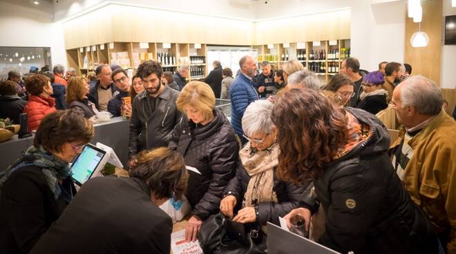 Un'immagine dell'inaugurazione di Osta! dispensa e cucina sabato 11 novembre