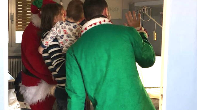 Babbo Natale ed Elfo di Mirabilandia al reparto di pediatria dell'ospedale di Ravenna