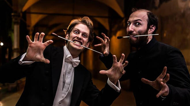 I due direttori della Orchestra Senzaspine: Matteo Parmeggiani e Tommaso Ussardi in una posa scherzosa