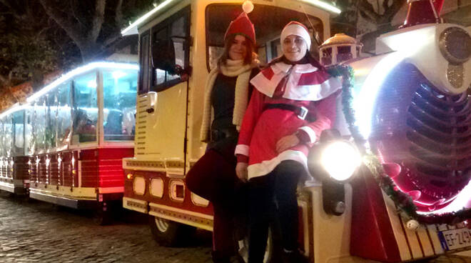 Il trenino Christmas Express che congiunge Cervia e Milano Marittima con corse ogni 20 minuti