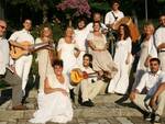 L'Ensemble Amarcanto, diretto da Laura Amati, si dedica alla riproposizione di repertori di musica antica e popolare