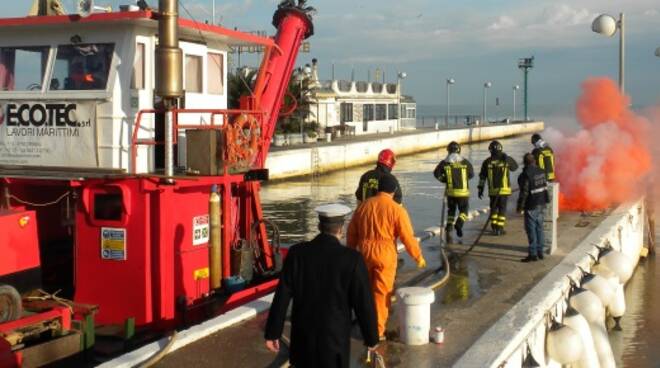 L'esercitazione di Guardia Costiera e Vigili del fuoco nel porto di Riccione