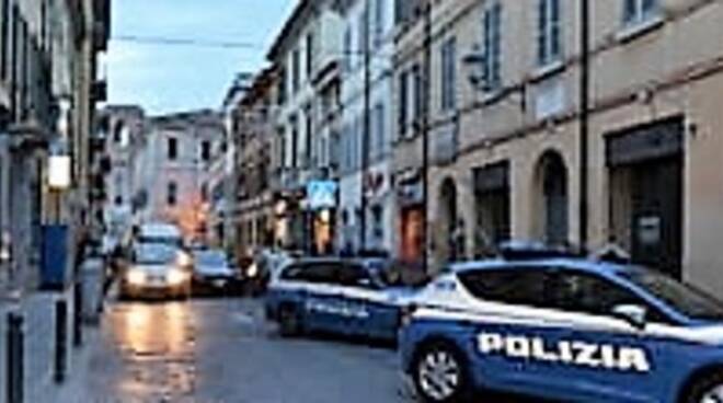 La Polizia di Stato durante controlli in via Giorgio Regnoli a Forlì