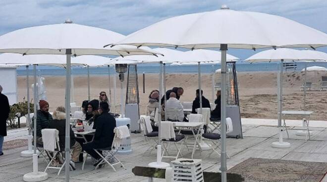 La Spiaggia 71 di Riccione con diversi clienti nel weekend dell'Immacolata