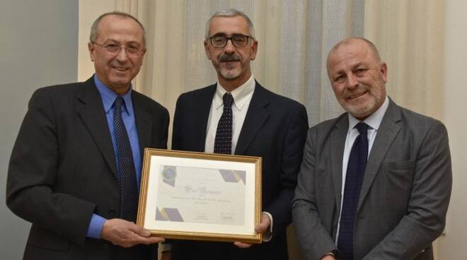 Pier Bergonzi con Giordano Zinzani, vice presidente Enoteca Regionale, e Luca Gardini (foto Angelini)