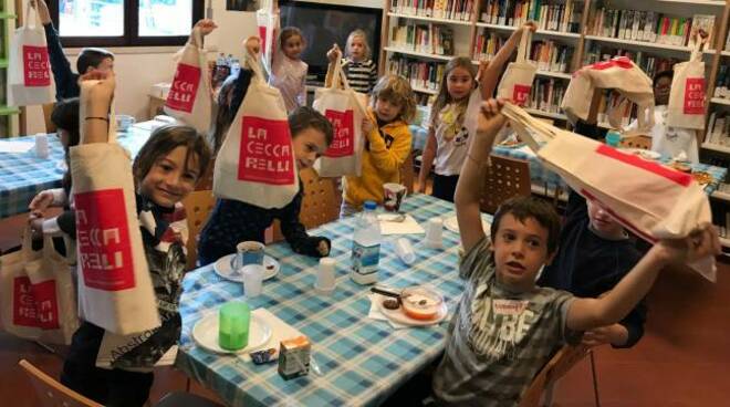 Alcuni bimbi impegnati in attività divertenti alla biblioteca Ceccarelli di Gatteo