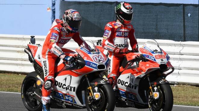 Andrea Dovizioso e Jorge Lorenzo subito protagonisti nel primo test stagionale in sella alle loro Ducati