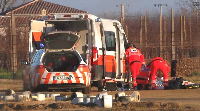 Il personale del 118 sulla pista da cross a Russi, dopo l'incidente mortale di domenica 21 gennaio