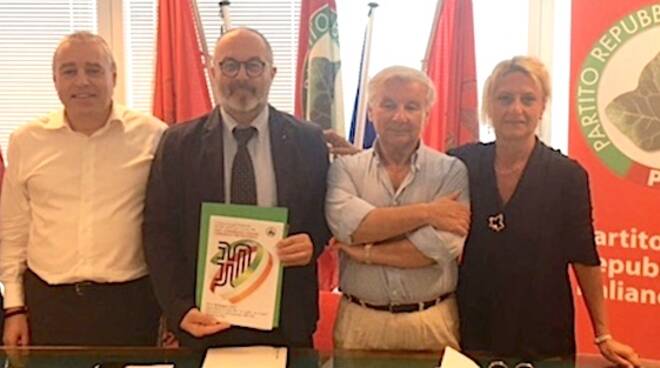 Immagine di repertorio - Eugenio Fusignani, Stefano Ravaglia, Giannantonio Minguzzi e altri esponenti della maggioranza PRI