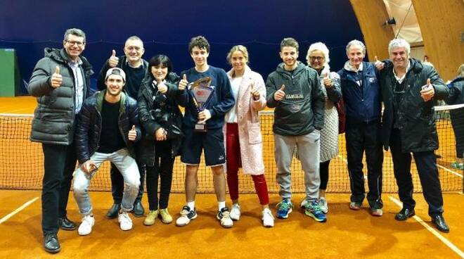 Manuel Mazza con il gruppo del Tennis Viserba subito dopo la conclusione della finale al Villa Carpena