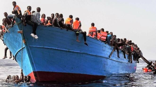 Migranti in attesa di soccorsi in mare (immagine d'archivio)