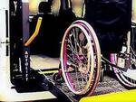 Un veicolo attrezzato al trasporto di persone disabili