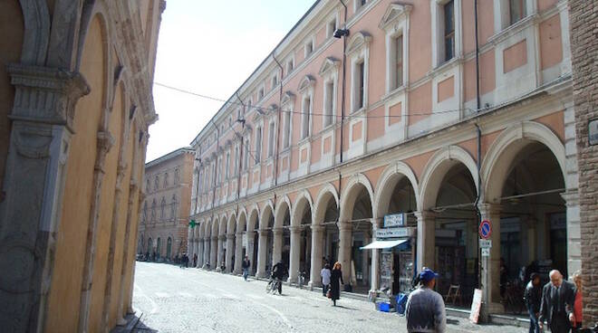Una vista di Palazzo Oir (Foto di Nerijp licenza Creative Commons 3.0)