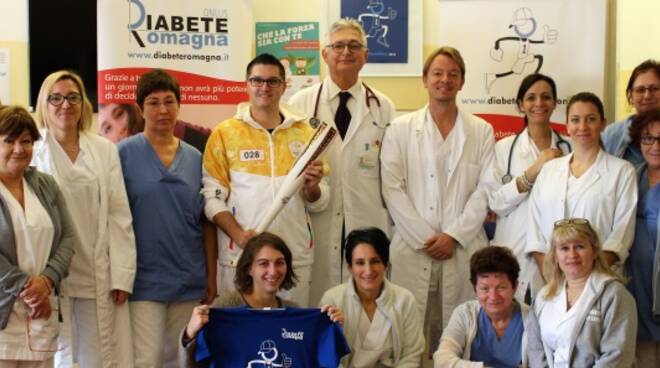 William Palamara e la torcia olimpica assieme allo staff medico della Diabetologia di Forlì