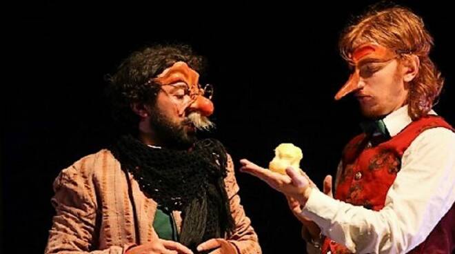 Andrea Bellacicco e Andrea Dellai in scena con "Pinocchio. Viaggio tragicomico per nasi"