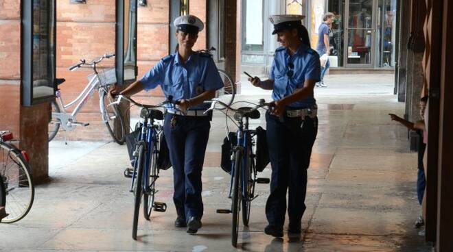 Due agenti della Polizia Municipale forlivese (foto d'archivio)