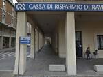 In foto la filiale Cassa di Risparmio di Ravenna in centro a Cotignola (fonte Google)