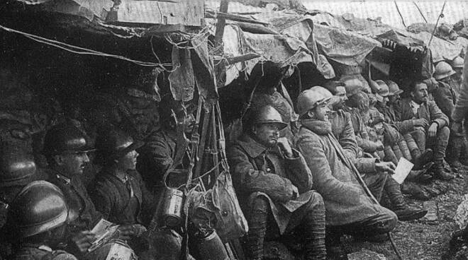 Militari in trincea durante la Prima guerra mondiale