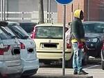 Parcheggiatore abusivo nella zona dell'ospedale (immagine d'archivio)