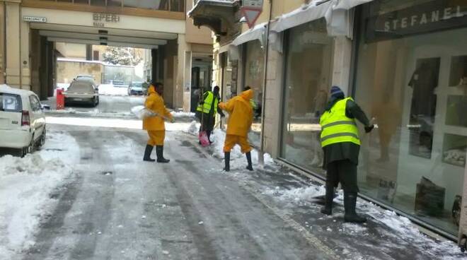 Per rendere percorribili i principali percorsi pedonali a Cesena prosegue il lavoro dei volontari e dei richiedenti asilo