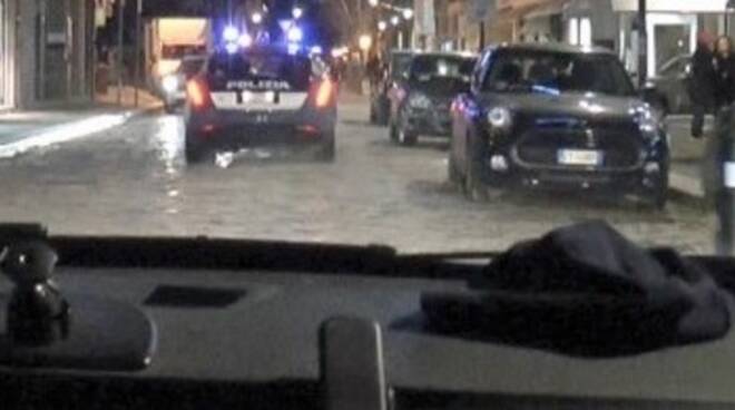 Una Volante della Polizia di Stato di pattuglia per le strade di Rimini di sera