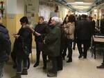 Cittadini in fila per il voto in un seggio a Ravenna