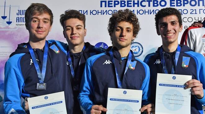 Giacomo Paolini (primo a sinistra) sul podio a Sochi con i compagni di nazionale (foto Bizzi/Federscherma)