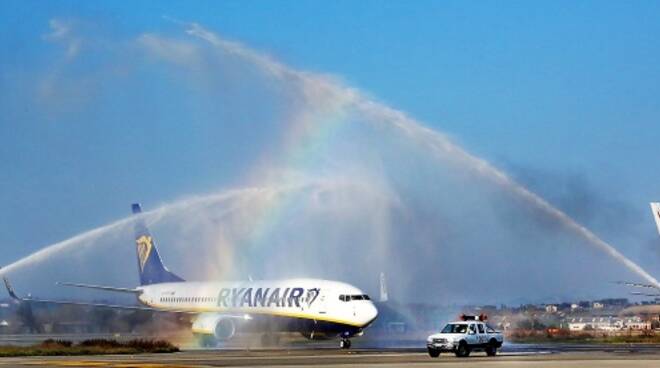 L'arco d'acqua realizzato dai Vigili del Fuoco di Rimini per il "battesimo del volo" Ryanair per Varsavia