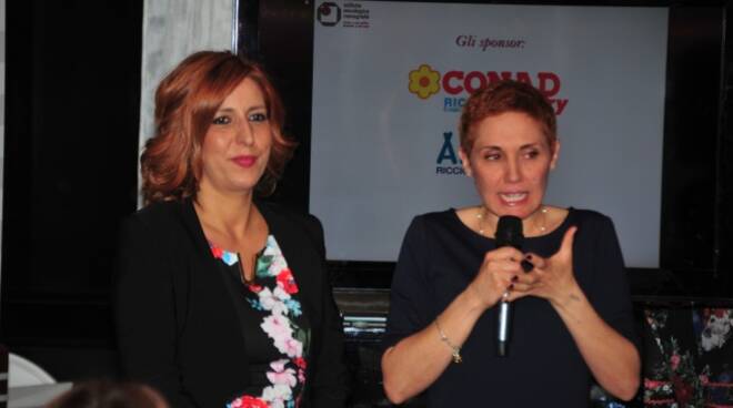 Marica Innocenti ed Elisa Ruggeri presentano il progetto dell'assistenza domiciliare nel corso della cena solidale IOR