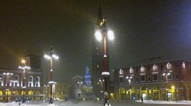 Piazza Saffi a Forlì di sera sotto la neve