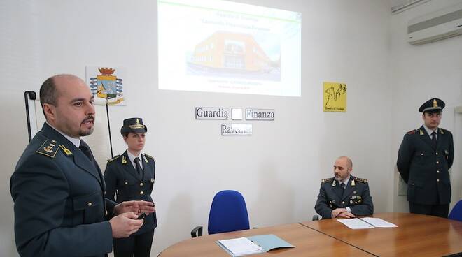 Una foto della conferenza odierna al Comando provinciale della Guardia di Finanza di Ravenna