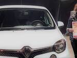 Giuseppina Cenni di Verucchio con la Renault New Twingo vinta alla Lotteria Solidale IOR di Rimini