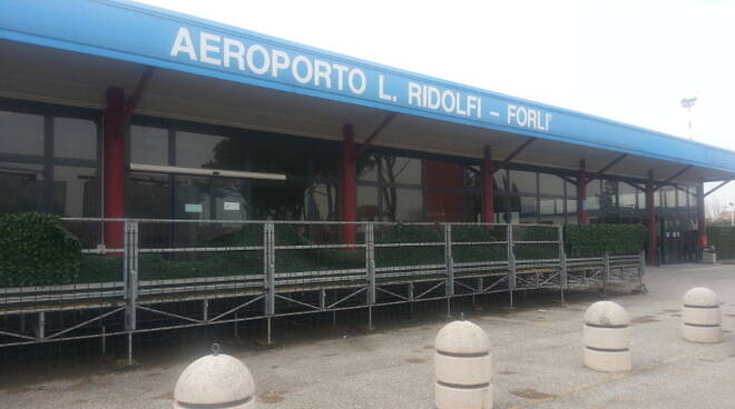 L'aeroporto Ridolfi di Forlì chiuso da cinque anni (foto d'archivio)