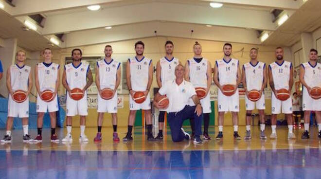 La Dany Riccione al gran completo con il coach Maurizio Ferro