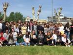 La giornalista siriana Asmae Dachan insieme con gli studenti del Liceo Linguistico San Pellegrino di Misano Adriatico