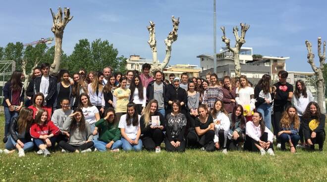 La giornalista siriana Asmae Dachan insieme con gli studenti del Liceo Linguistico San Pellegrino di Misano Adriatico