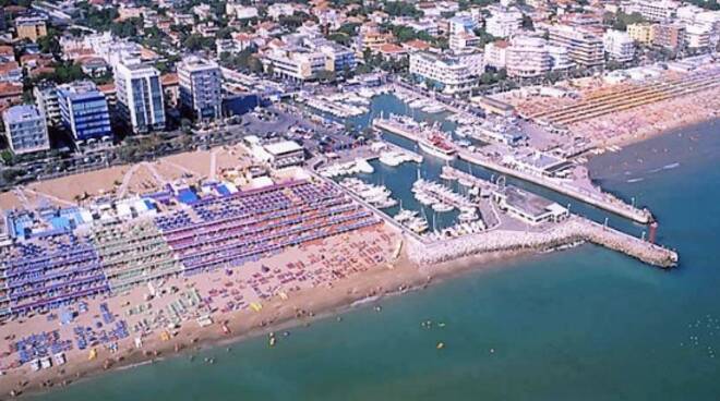 La spiaggia e il porto di Rimini: ormai è tutto pronto per un'estate alla grande