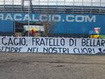 Lo striscione dei tifosi del Cesena in ricordo di Daniele Magnani che non è stato fatto entrare allo stadio di Novara