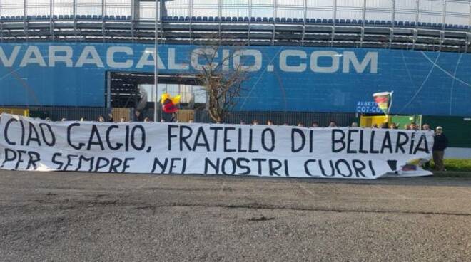 Lo striscione dei tifosi del Cesena in ricordo di Daniele Magnani che non è stato fatto entrare allo stadio di Novara
