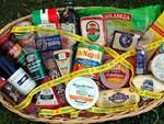 Un cesto di prodotti alimentari made in Italy "falsi" (foto Coldiretti)