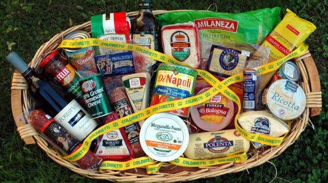 Un cesto di prodotti alimentari made in Italy "falsi" (foto Coldiretti)