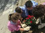 I bimbi di Civitella mentre piantano i fiori nelle aiuole antistanti la scuola dell'infanzia privata Giovanni XXIII