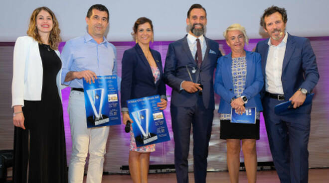 Lo staff di Integra Soluitons ritira il premio IKA Interactive Key Award