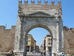 Arco di Augusto (foto Sailko, licenza creative commons)