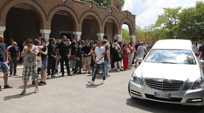 Un momento della cerimonia funebre di Lorenzo Bianchini